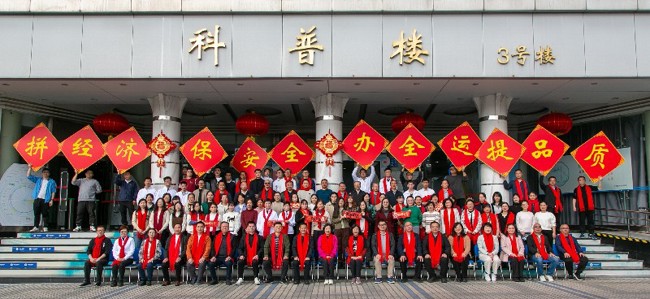 并且在防守